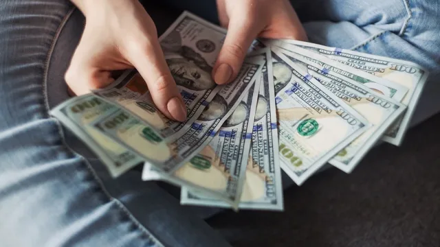 Финансово Пробуждане: Трите Зодии, Които Ще Блестят През Лято 2026